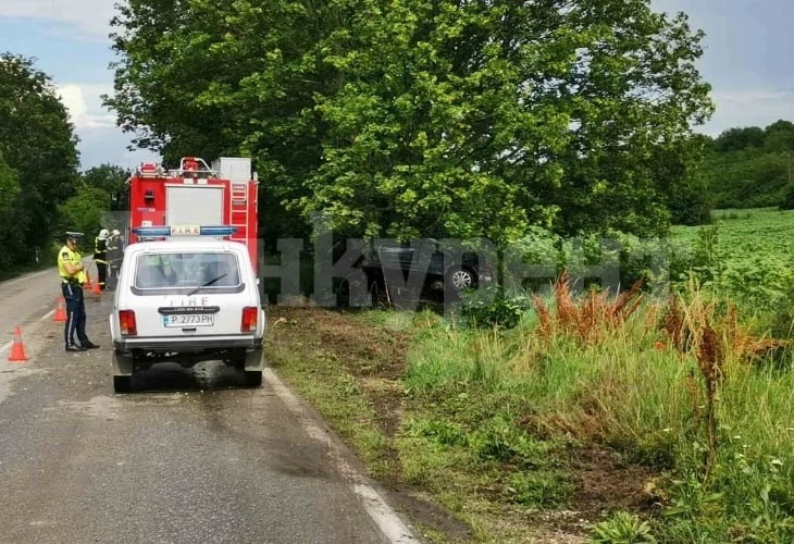 Трагедия! Мъж загина при зловеща катастрофа, забил колата си в дърво