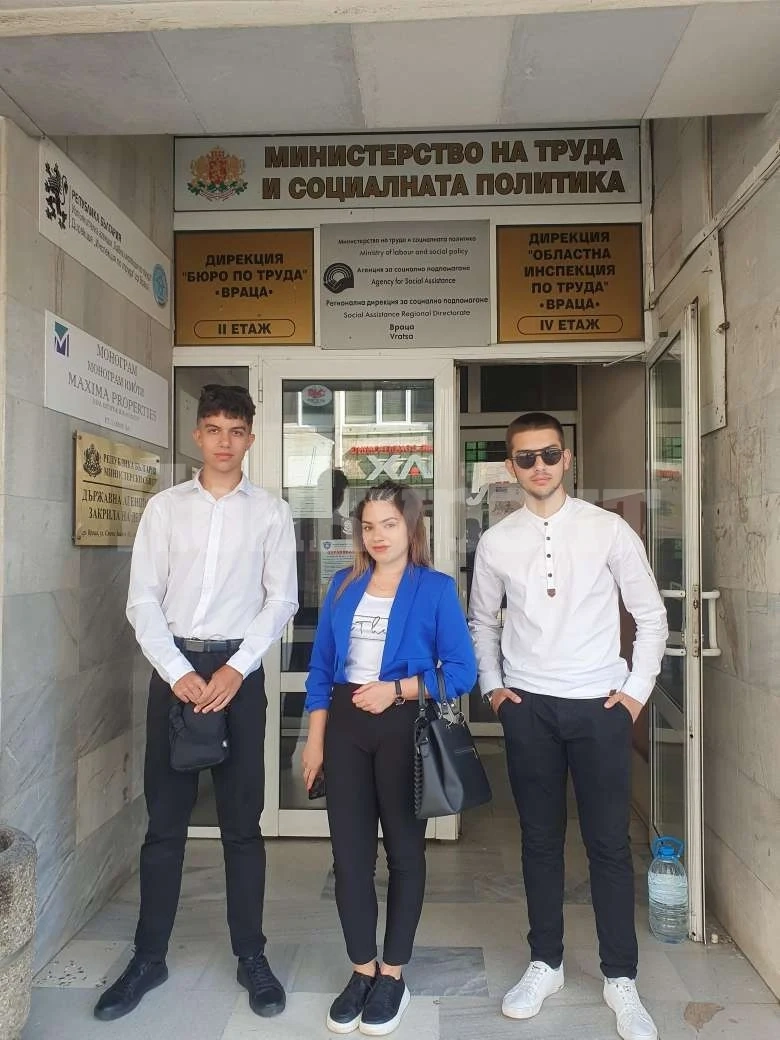 Наши ученици ръководиха бюрото по труда СНИМКИ