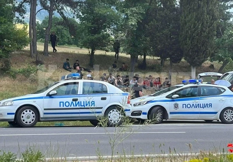 Полицаи преследваха кола, натъпкана с мигранти