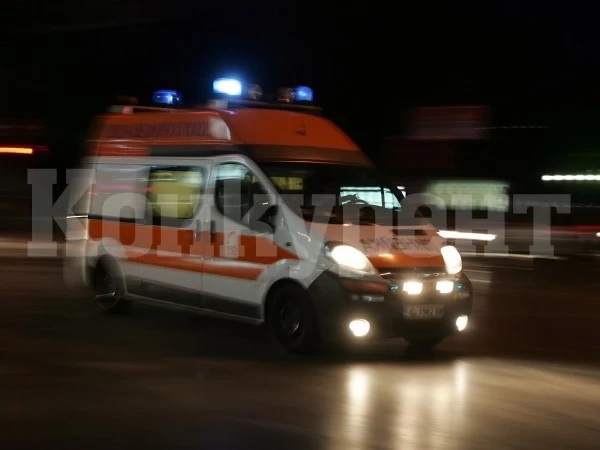Пожарникари носиха мъж до линейката в Лом
