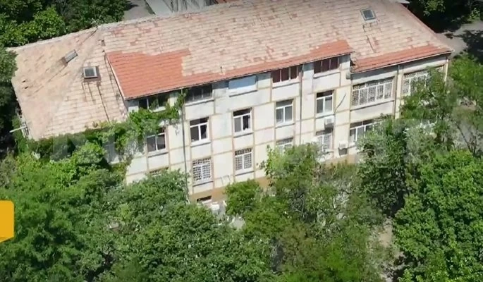 Буйстващ наркоман-убиец нападна служители в психиатрията в Раднево