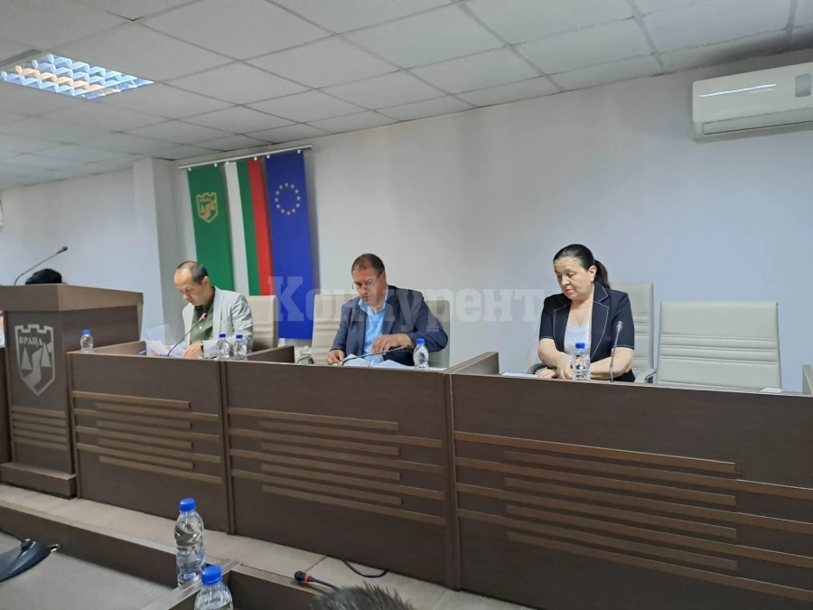 Обсъдиха паркирането във Враца по време на сесия