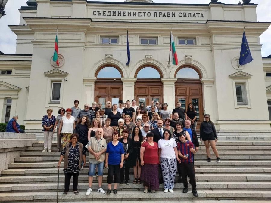 Красен Кръстев посрещна самодейци от белослатинско в парламента