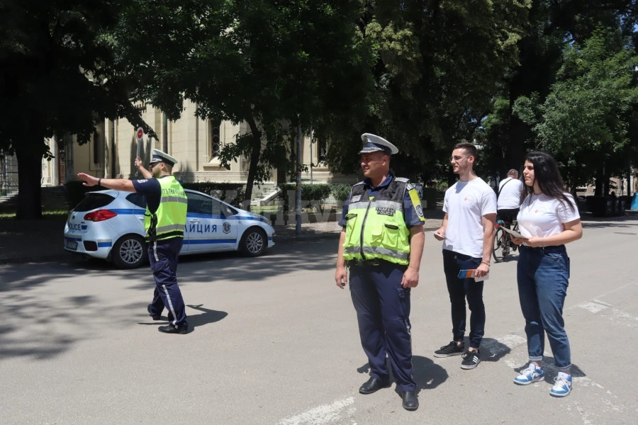 Акция на полицията и БЧК с послания към шофьорите СНИМКИ