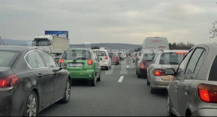 Ад по пътищата на България, шофьорите ще късат нерви, а причината е...