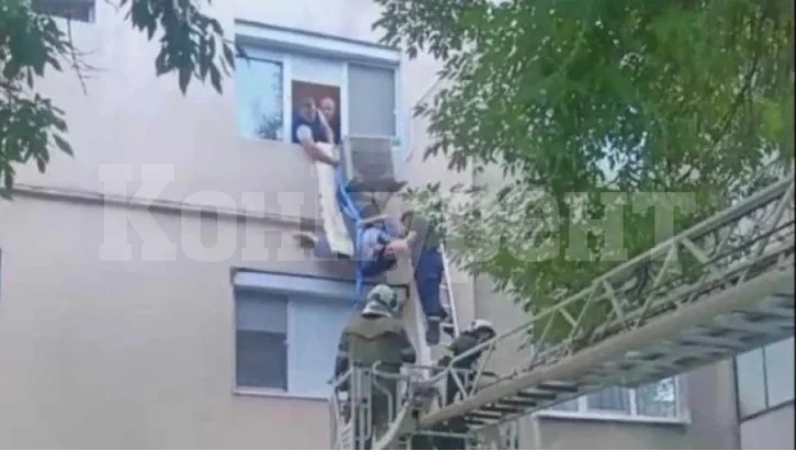 Екстремна ситуация в Пловдив: Възрастен мъж увисна на климатик