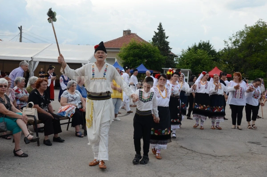 Жителите на село Кутово празнуват Петровден СНИМКИ