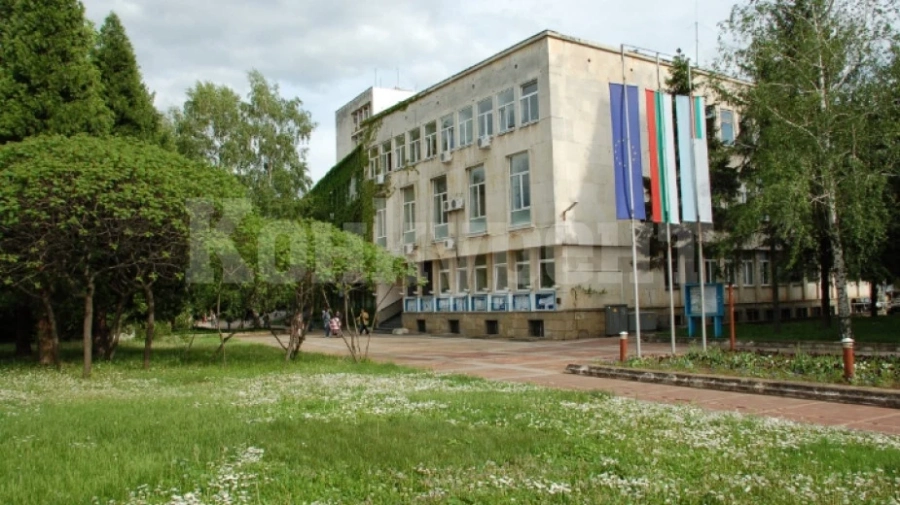 Нови пейки са поставени пред 10 жилищни блока в Монтана