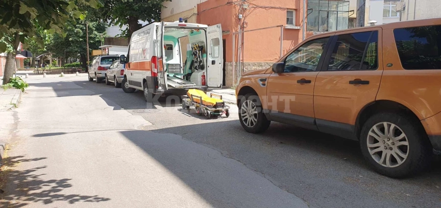 Извънредна ситуация в центъра на Враца! Медици и пожарникари спасиха колабирала в дома си жена СНИМКИ