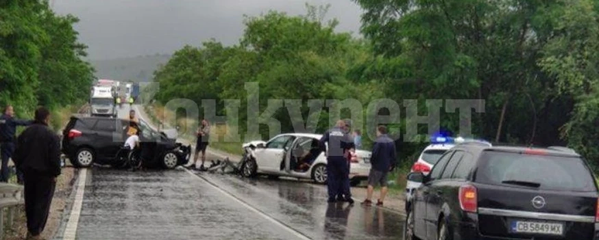 17-годишен шофьор е в болница, ударил се челно в друга кола