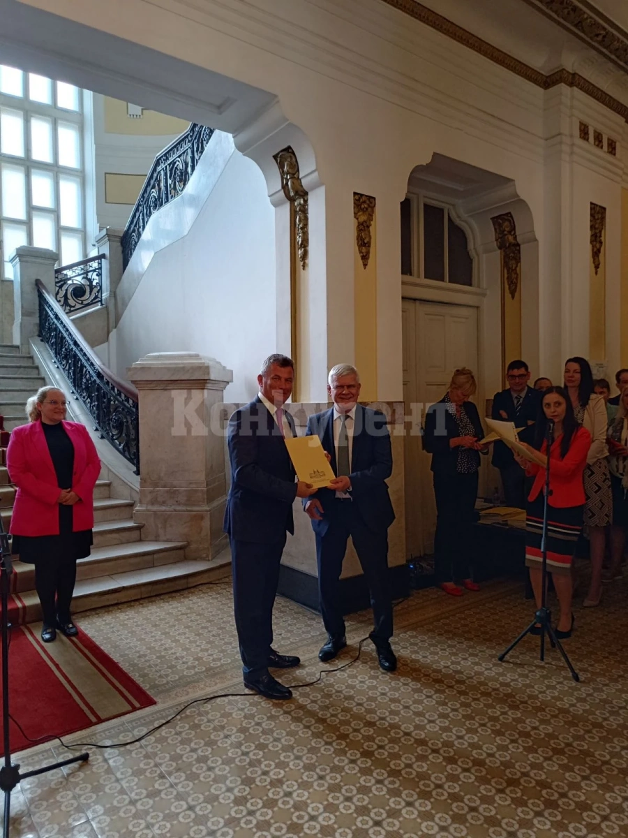 Връчиха важен договор на кмета на община Бяла Слатина