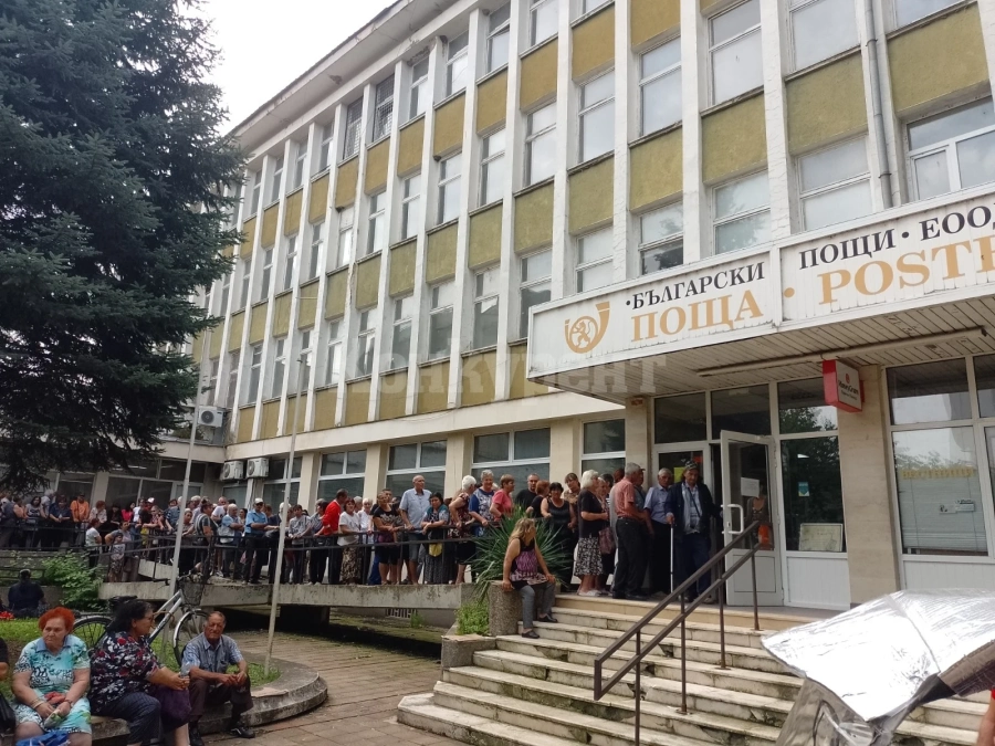 КОШМАР! За първи път от години опашката за пенсиите пред пощата в Монтана е многохилядна