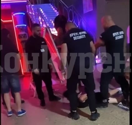 Насилие от охранители пред дискотека в Слънчев бряг, мъж удря момиче на земята