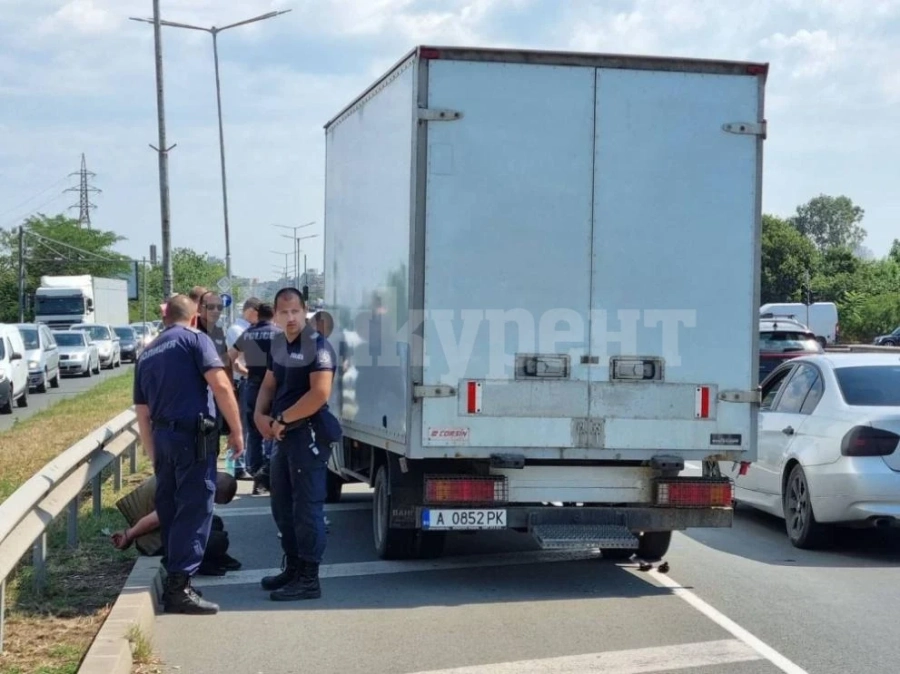 След гонка: Заловиха 18 бежанци в тайник на бус в Бургас