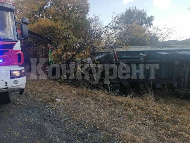 Пиян на мотика подкара с мръсна газ товарен автомобил и се преобърна на път във Видинско