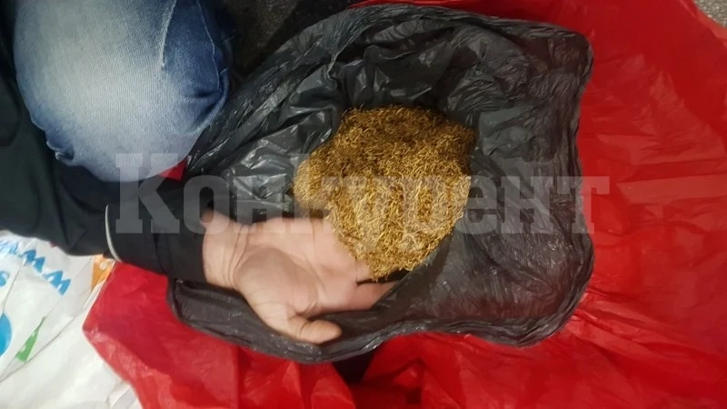 Униформените спряха за проверка „Ауди“ и откриха вътре незаконен тютюн