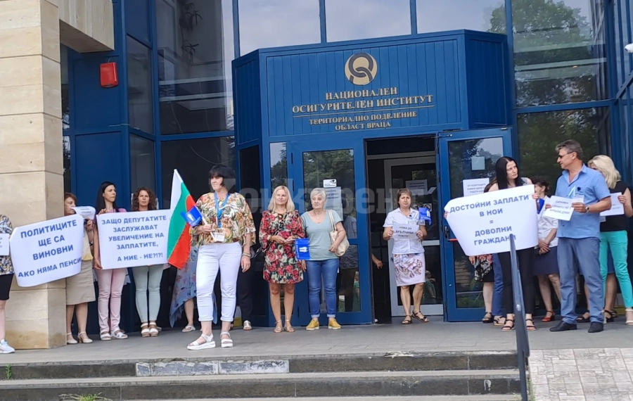 Протестът пред НОИ – Враца: Защо депутатите заслужават увеличение на заплатите, а ние – не?!