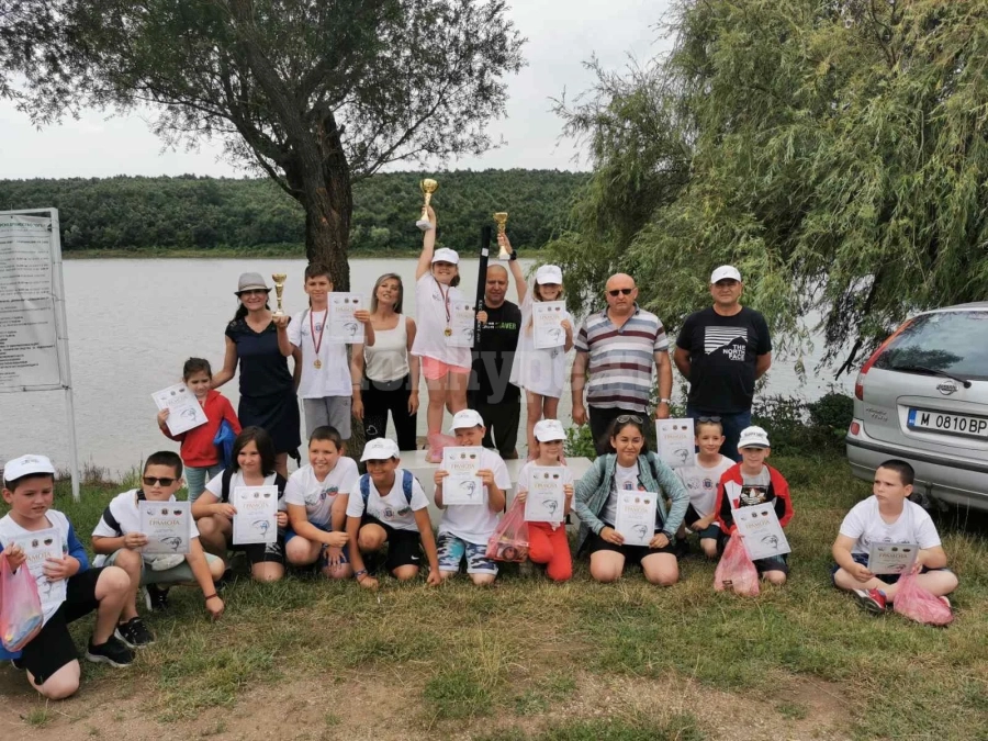 „Синьо лято“ събра десетки деца край язовир „Долна вода“