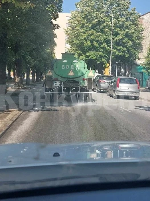 Заради жегите! Оросяват основните улици в Мездра