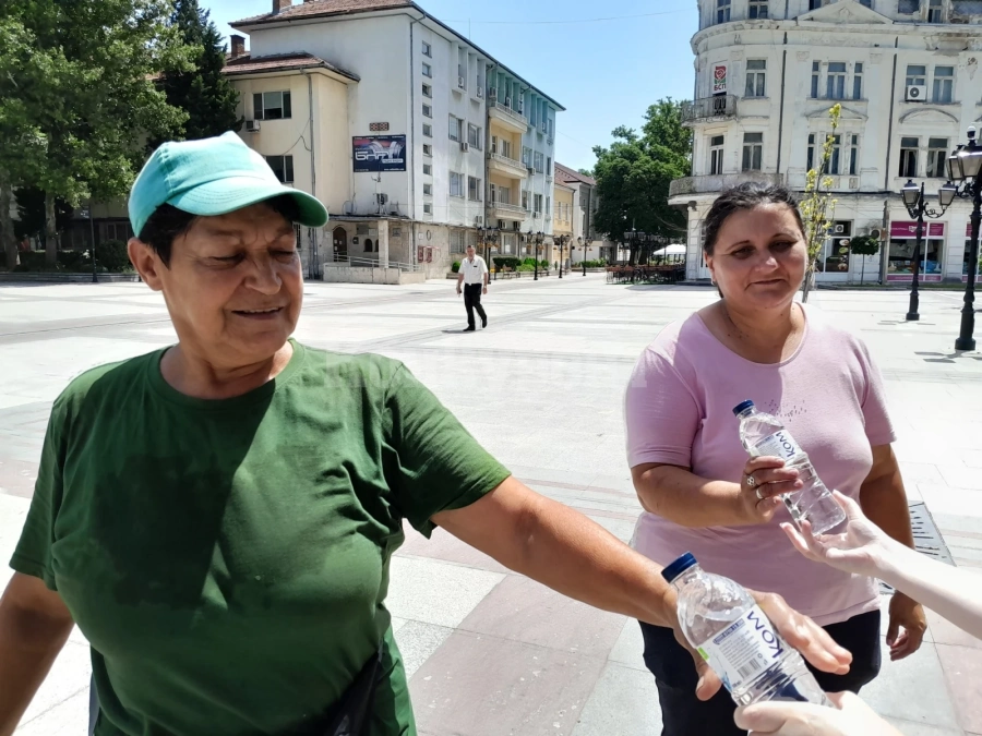 Община Видин раздава на гражданите минерална вода в жегите