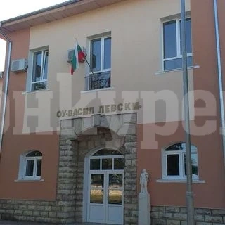 Набедиха училищен директор, че е изгорил библиотеката в школото. А истината се оказа друга СНИМКИ