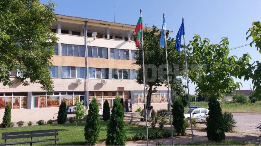 Развяха знамена пред кметството в Дреновец