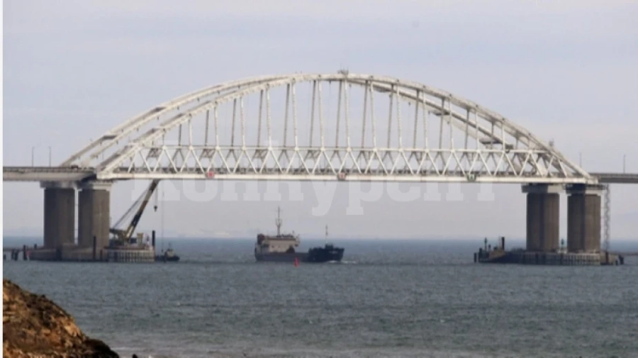 Извънредна ситуация: Движението по Кримския мост е спряно