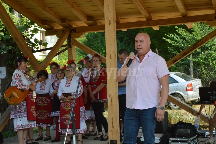 Фолклорен фестивал „Стрешер пее и танцува” СНИМКИ
