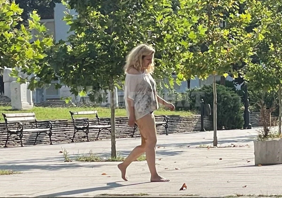 СКАНДАЛ Снимаха полугола общинарка в центъра на Видин /СНИМКИ 16 +/