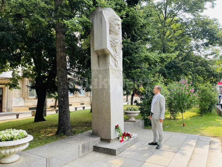 Кметът на Враца поднесе цветя пред паметника на Апостола