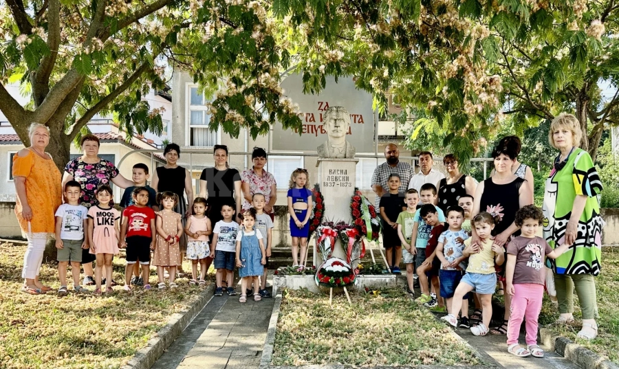 Поднесоха венци и цветя пред паметника на Левски в Оряхово