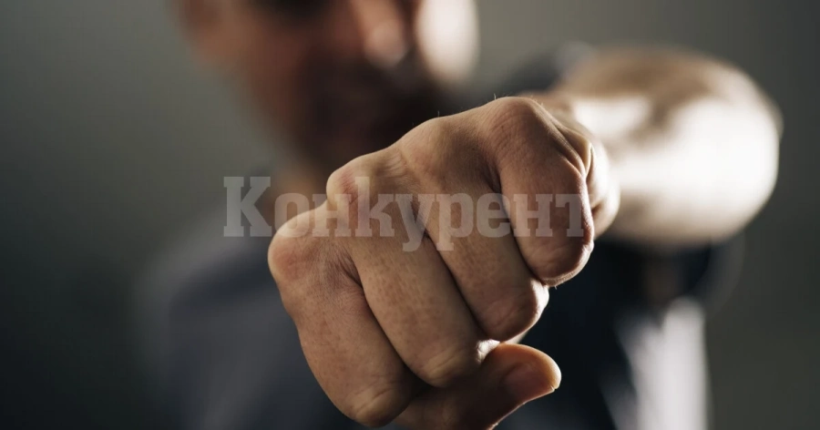 Психично болен нападна с юмруци в главата клиент на бензиностанция и избяга, но ченгетата бързо го откриха
