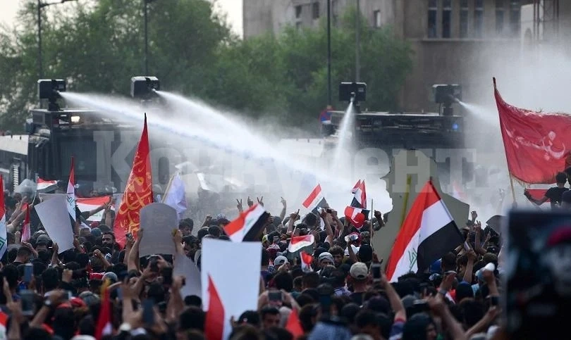 Стотици протестиращи щурмуваха посолството на Швеция и го запалиха