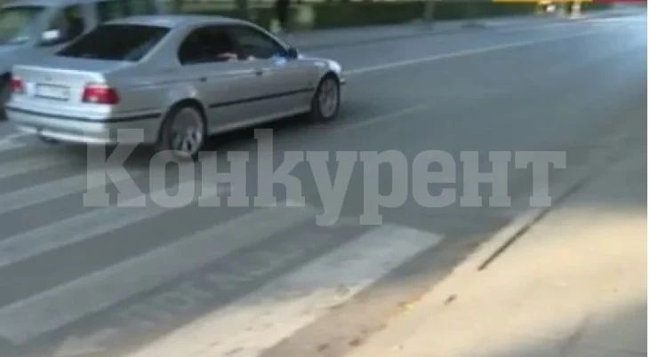 Шофьор помете баба и внуче на зебра, влачи детето 10 метра