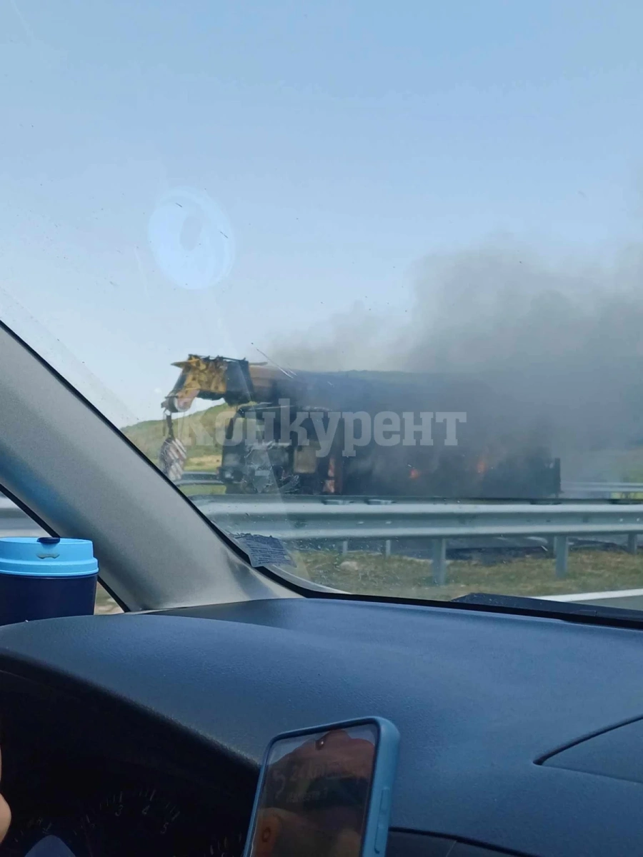 На вниманието на пътуващите! Ограничено е движението в посока София на АМ „Хемус“ заради запалил се камион СНИМКА