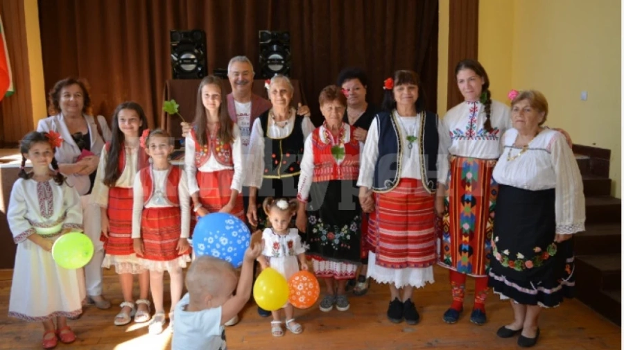 Самодейци от четири поколения в Крапчене ще празнуват с новата уредба