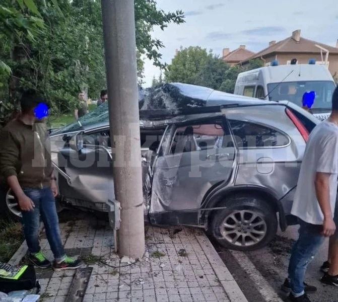 18-годишен шофьор се вряза в стълб, вадиха го пожарникари