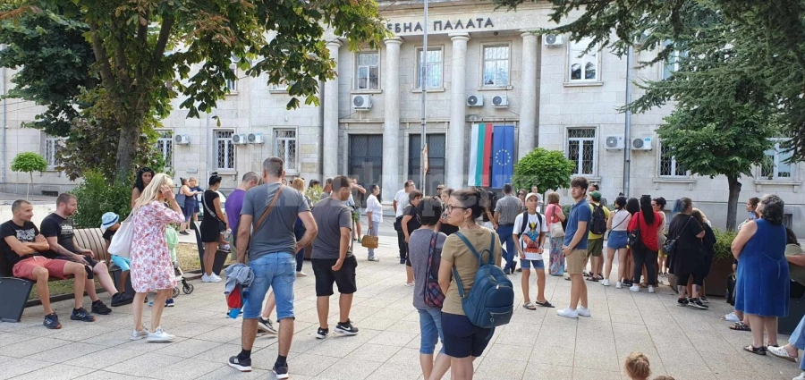 Десетки врачани протестираха заради нарязаното момиче СНИМКИ