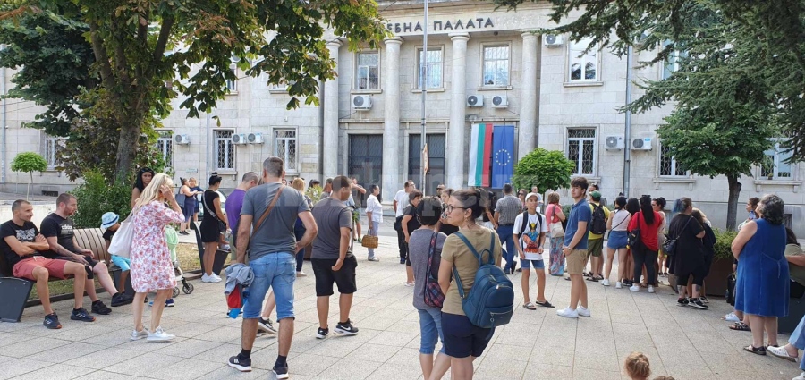 Десетки врачани протестираха заради нарязаното момиче СНИМКИ
