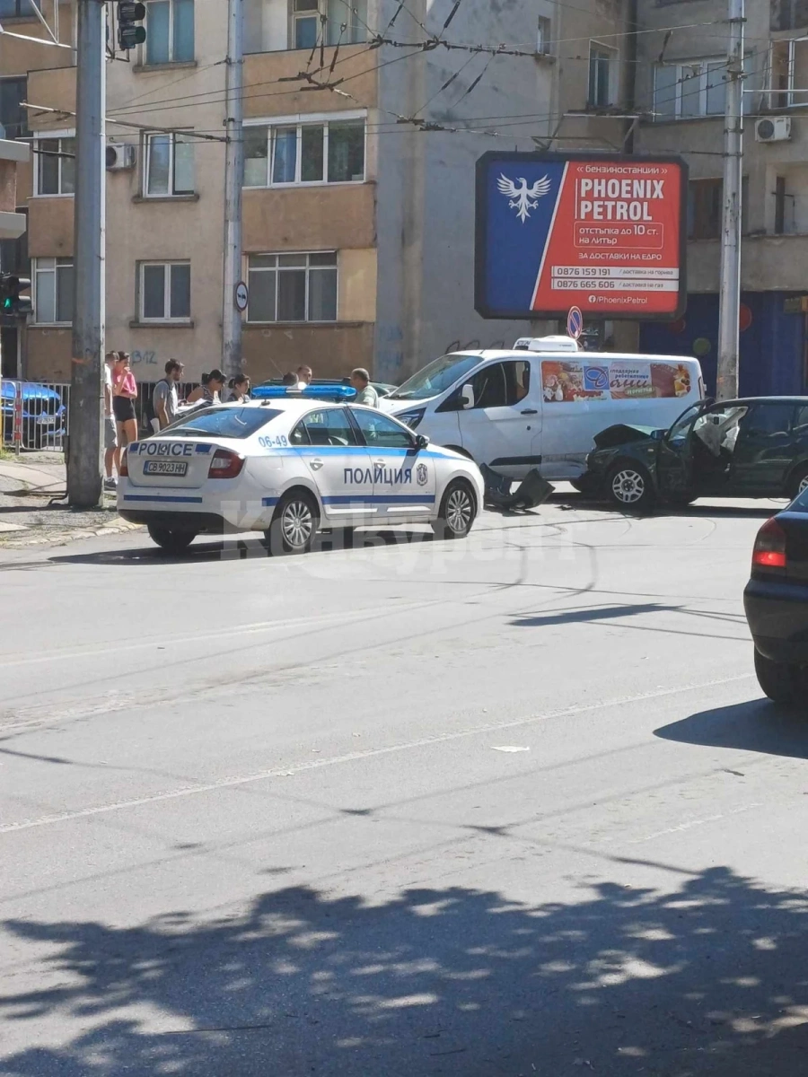Катастрофа блокира възлово кръстовище във Враца СНИМКИ