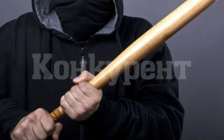 Разследват нападението над жена в Оряхово, съседът й я бил погнал с бухалка