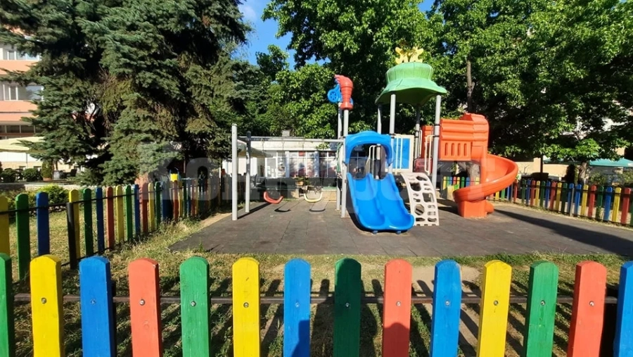 Поправиха счупена от вандали люлка на детска площадка в Берковица