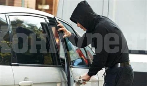 ДА ИЗЧЕЗНЕШ ЗА 60 СЕКУНДИ: Откраднаха кола пред автосервиз в Роман