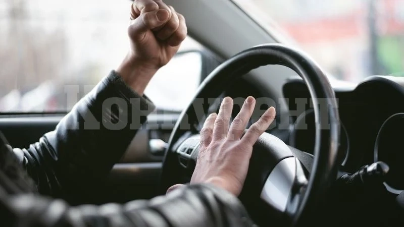 Агресия на пътя! Шофьор на автовоз преби друг водач, бил карал много бавно