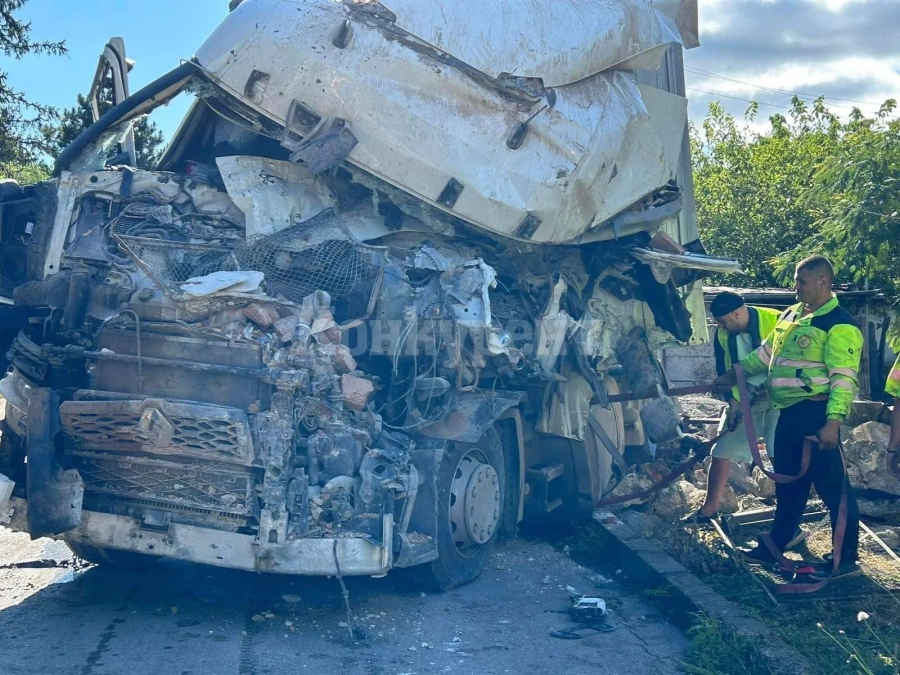 Вижте как изглежда турския ТИР, съборил къща във Врачанско СНИМКИ