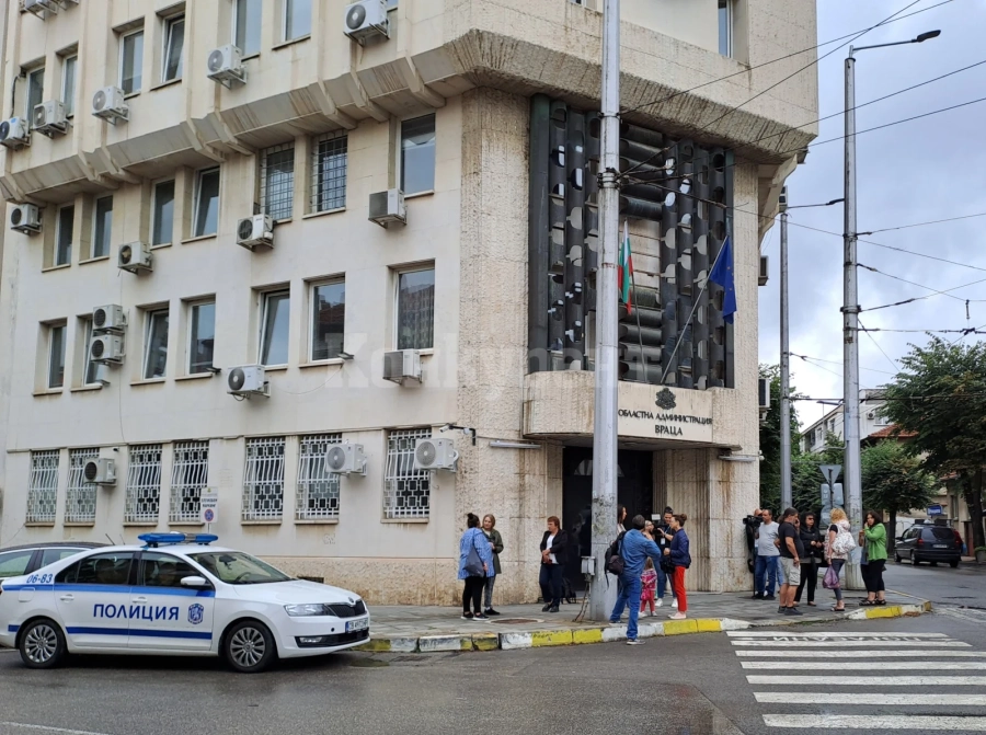 Недоволни родители посрещнаха здравния министър във Враца