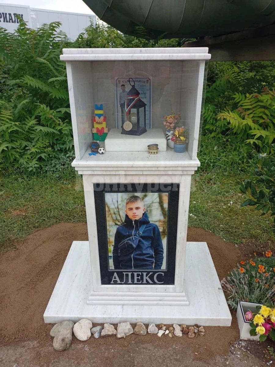 Възстановиха паметника на Алекс
