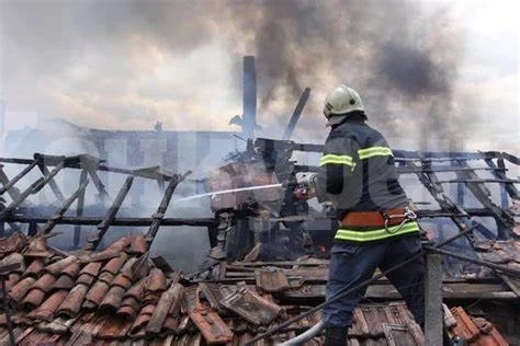 Мъж пострада при пожар, вилнял в дома му