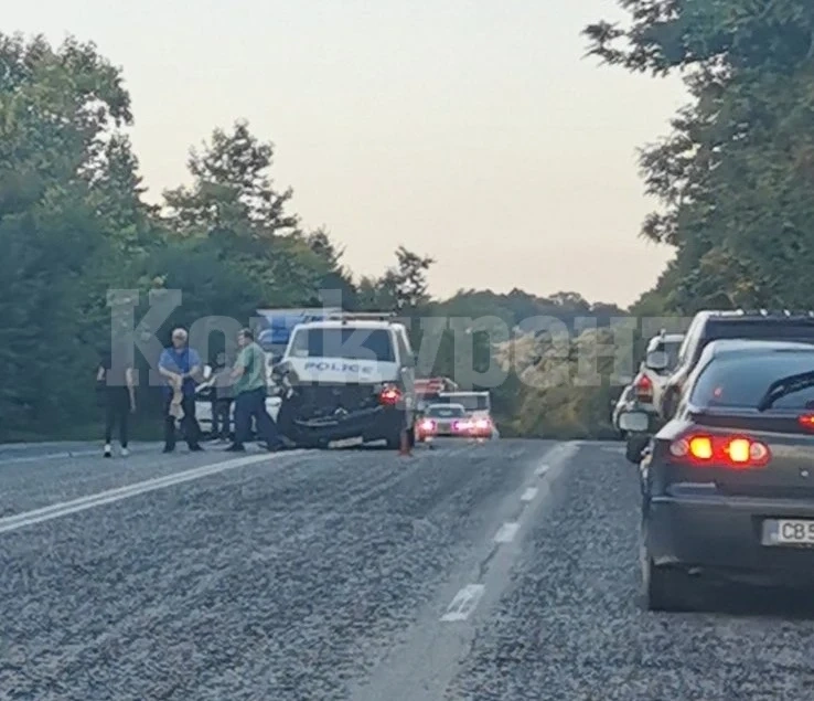 Полицейски бус помете кола край Враца СНИМКИ