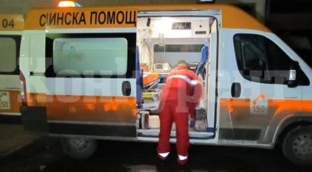 Спасители носиха до линейка пациент